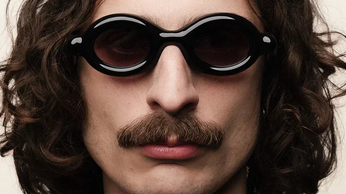 Paloceras Pebble Double Black indossato: occhiali da sole ovali in acetato nero