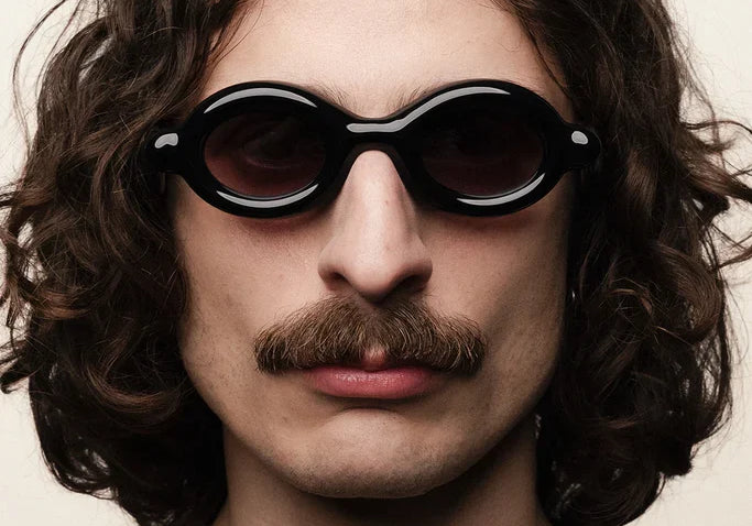 Paloceras Pebble Double Black indossato: occhiali da sole ovali in acetato nero