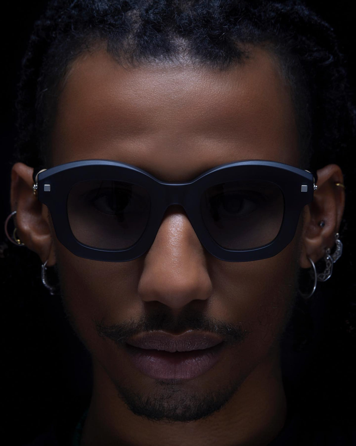 Kuboraum J1 Black Matt indossato – foto ufficiale Kuboraum