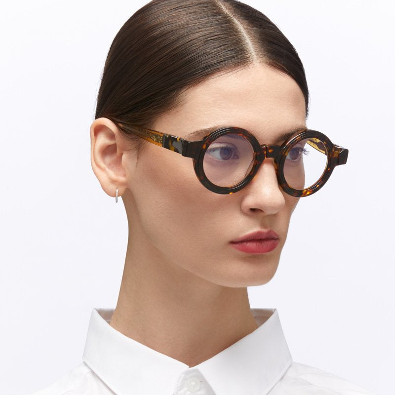 Kuboraum S2 Tortoise worn – official photo Kuboraum