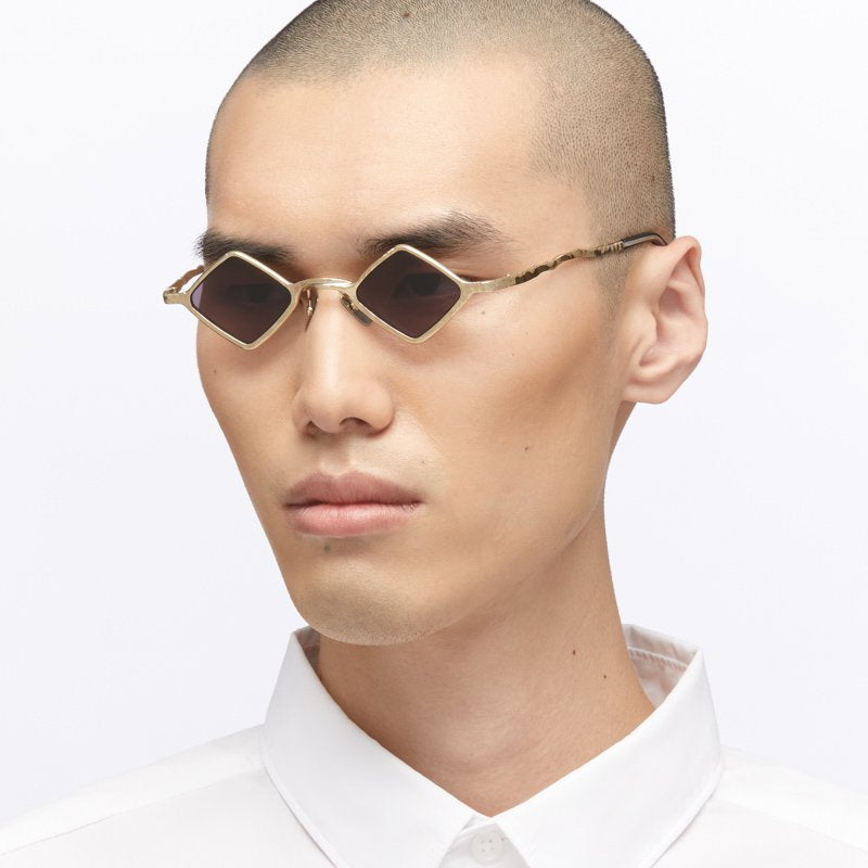 Kuboraum Z14 GOLD worn di profilo – official photo Kuboraum