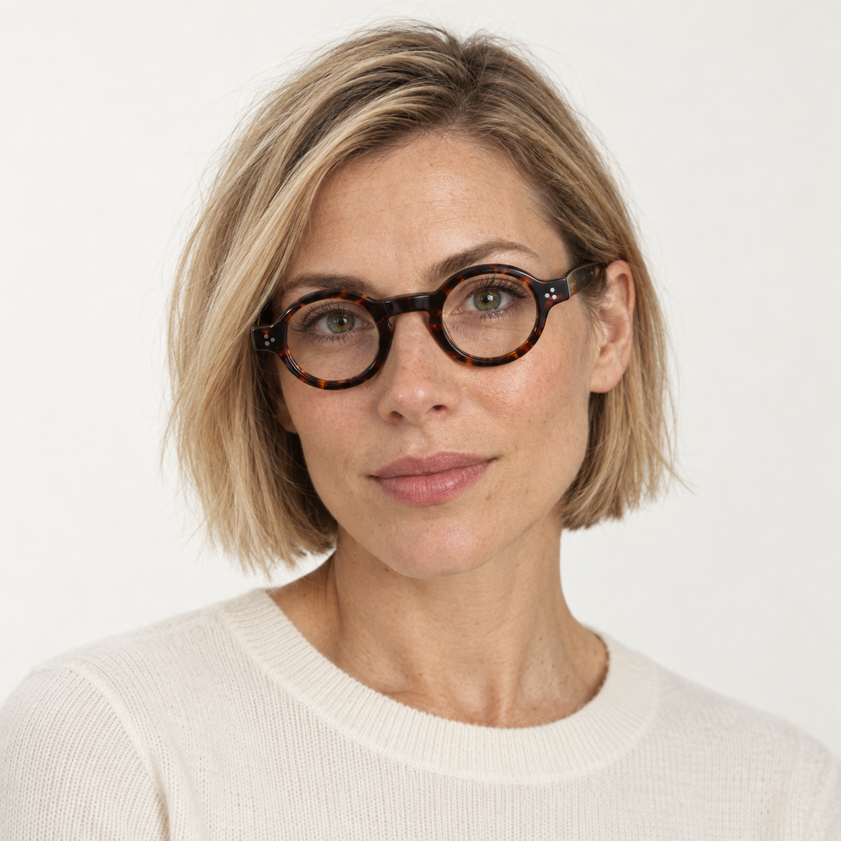 Lesca Burt worn by a woman – fit reference, model in tortoise