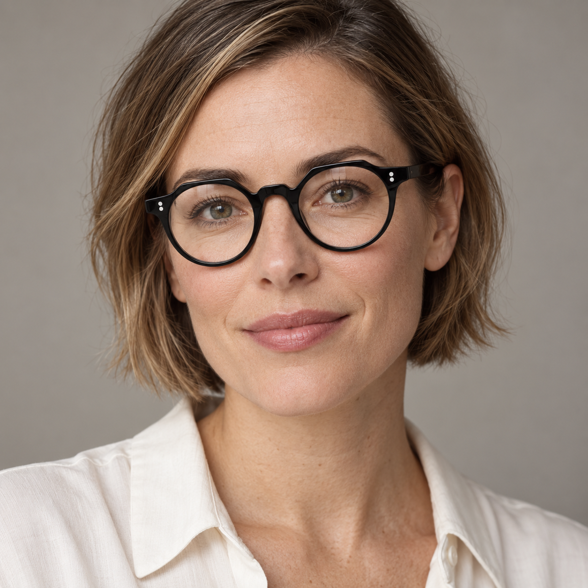 Lesca Heri 100 nero worn by a woman