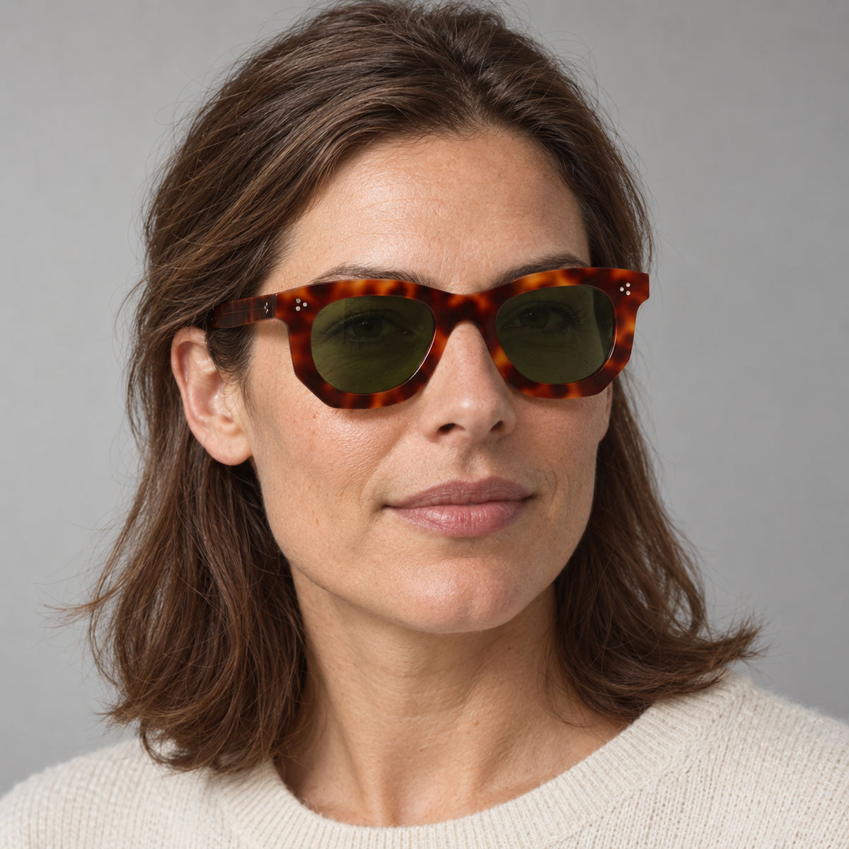 Lesca Lunetier Ogre XL Ecaille fonce 036 / Green Lenses – worn by a woman
