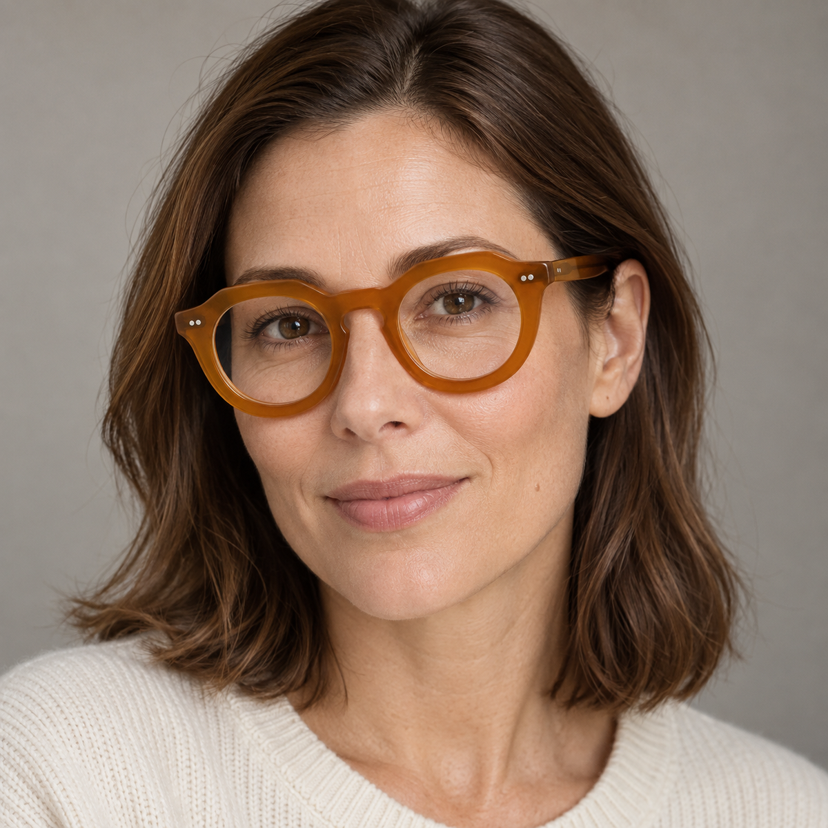 Lesca Lunetier Toro 1 Miel – worn by a woman