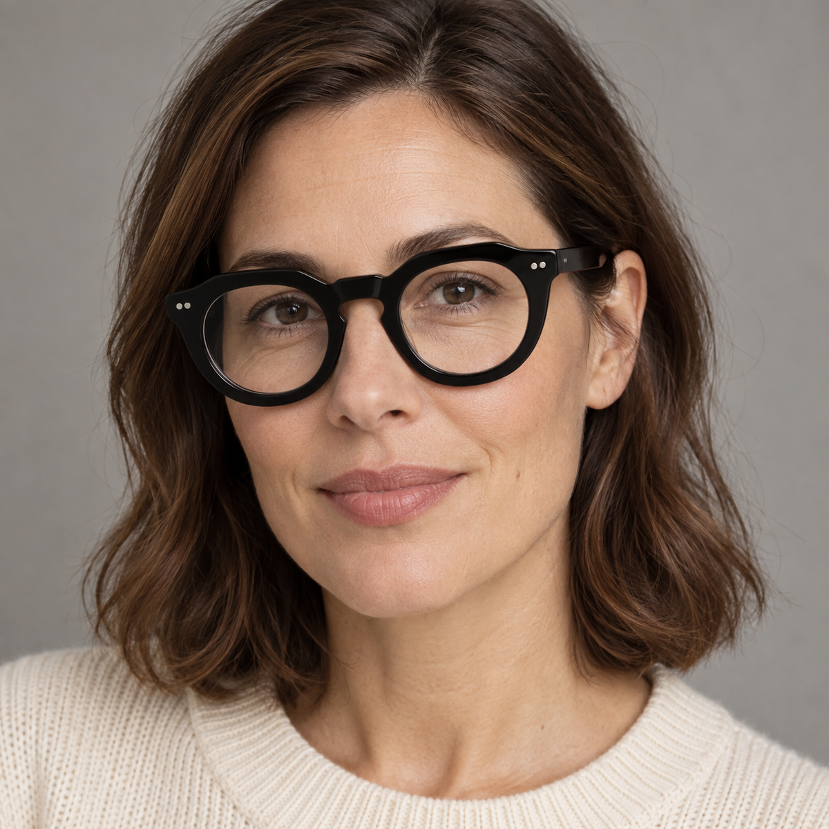 Lesca Lunetier Toro 5 Noir – worn by a woman