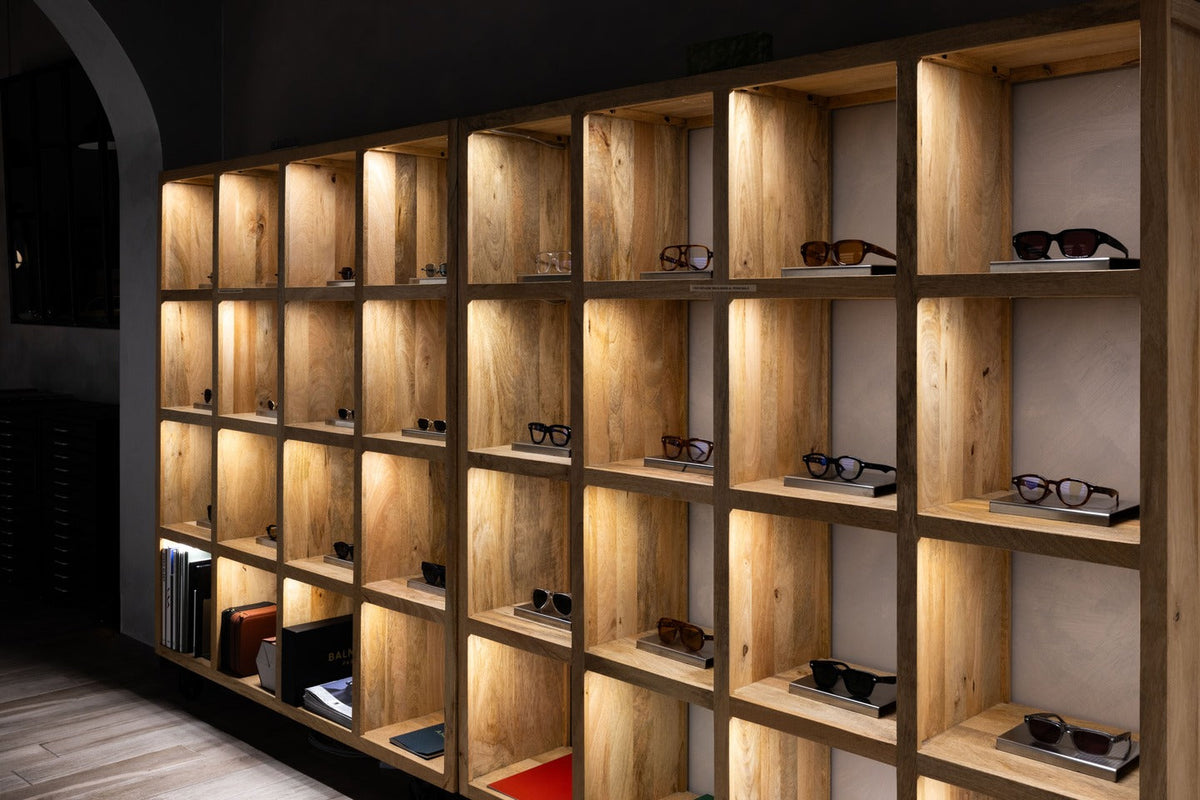 Holzpräsentationen in der OCCHIO Boutique in Crema